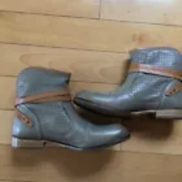 new in box Soft leather gorgeous booties - Picture 7 of 9